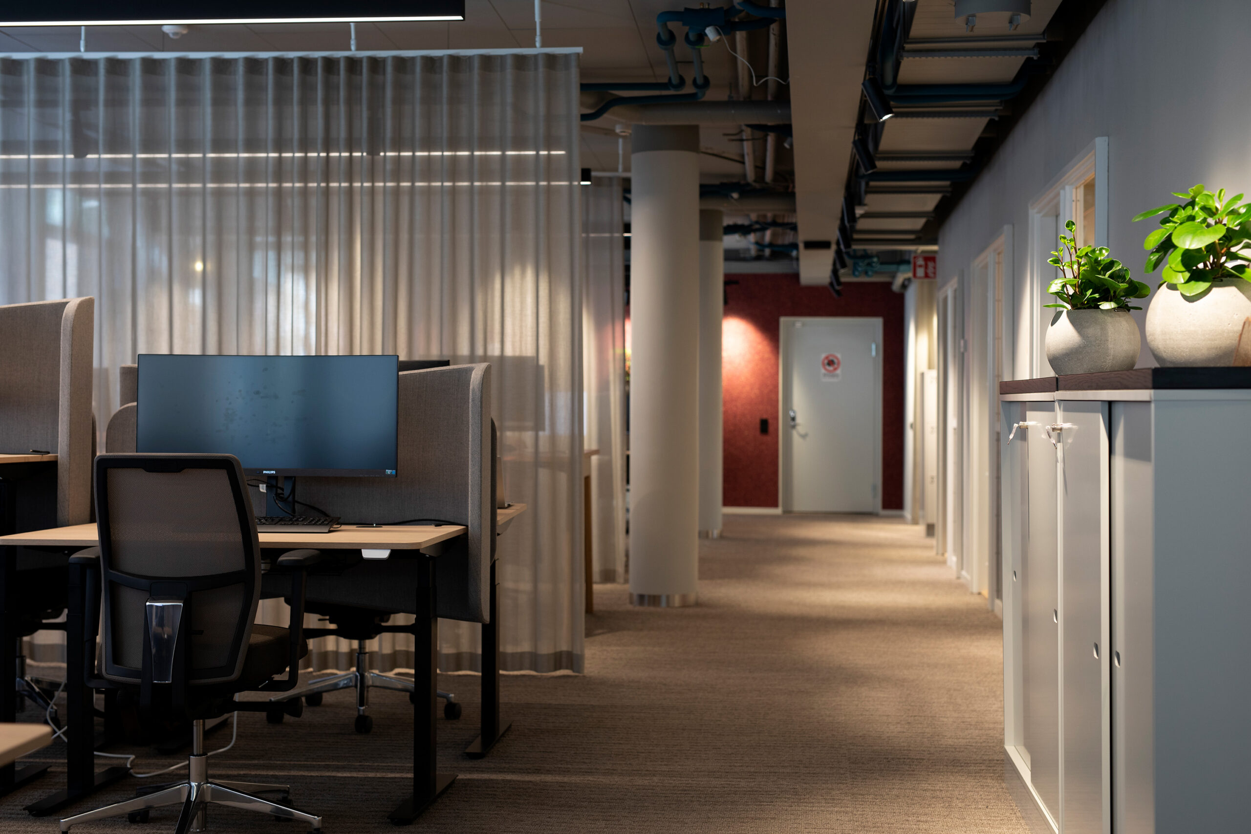 Calm work environment with Zermatt table screens from Zilenzio at Stena Fastigheter's office in Sweden.