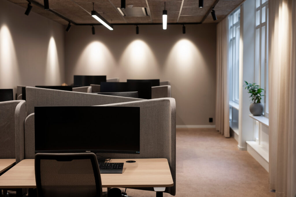 Calm work environment with Zermatt table screens from Zilenzio at Stena Fastigheter's office in Sweden.